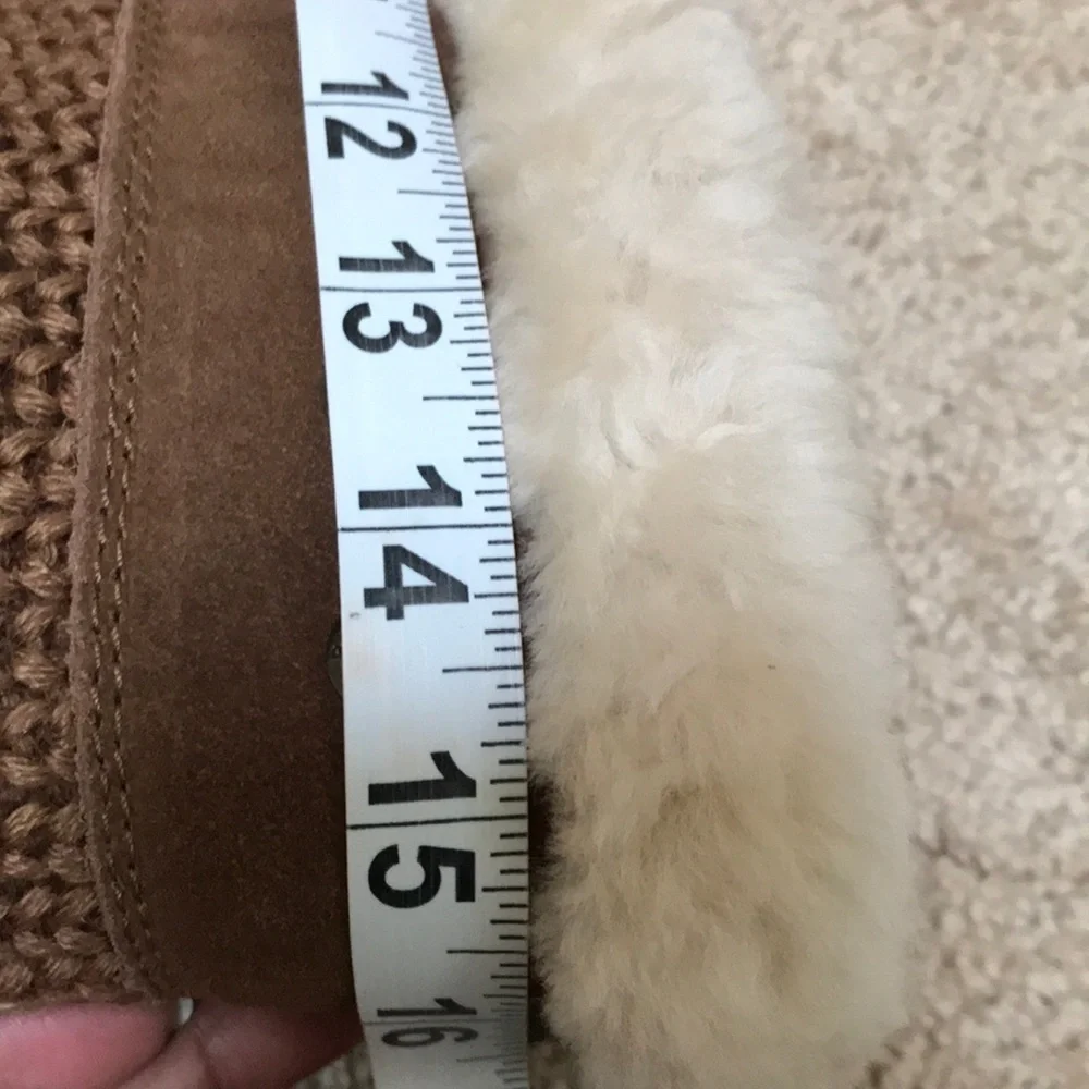 BEARPAW Size 8 fur lined boots with tie.